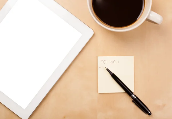 Tablet PC con espacio vacío y una taza de café en un escritorio —  Fotos de Stock