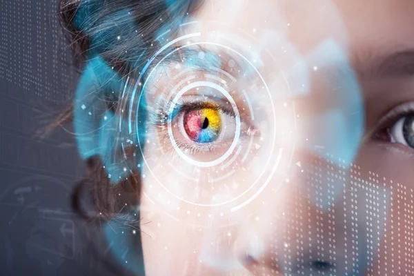 Майбутня жінка з концепцією панелі очей кібер-технологій — стокове фото