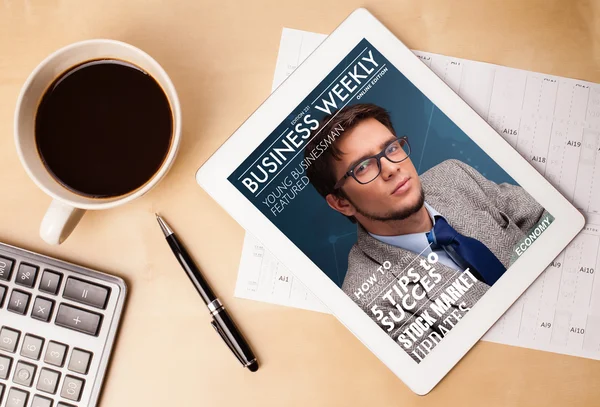 Tablet pc tijdschrift tonen op het scherm met een kopje koffie op een d — Stockfoto