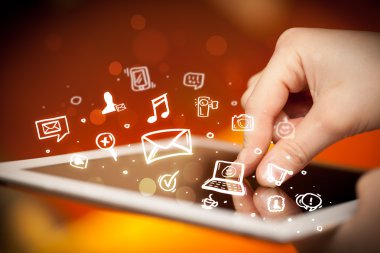 Tablet bilgisayarı üzerinde parmak işareti, sosyal medya kavramı