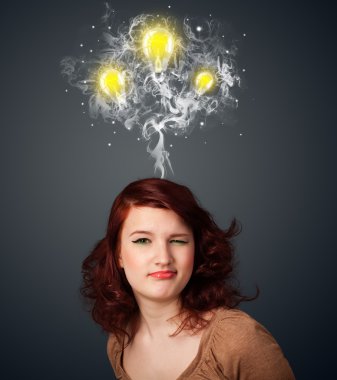 duman ve başının üstünde lightbulbs düşünceli kadınla