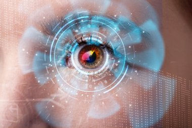 Siber teknoloji göz paneli konsepti ile gelecekteki kadın