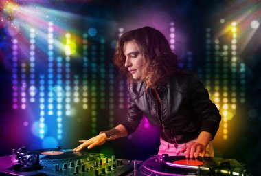 dj kız ışık gösterisi ile bir disko şarkıları çalma