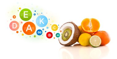 Renkli vitamin sembolleri ve simgeleri olan sağlıklı meyveler