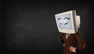 bir monitör ile komik bir surat giyen genç kız