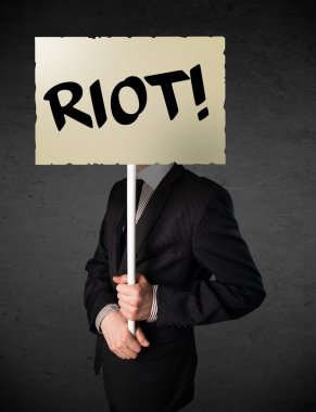 İş adamı protesto işareti tutuyor.