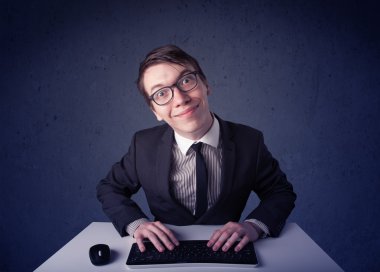 Hacker mavi arkaplanda klavye ile çalışıyor