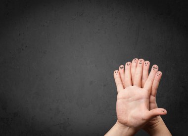 Boş kopya alanı koyu arkaplan ile mutlu parmak gülümsemeleri