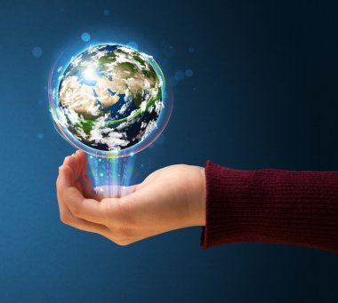 Parlayan bir küre tutan bir kadın