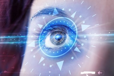 Teknolji gözlü siber kız mavi irisi inceliyor.