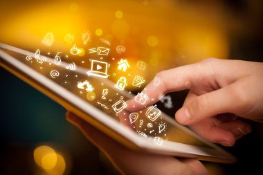 Tablet bilgisayarı üzerinde parmak işareti, sosyal medya kavramı