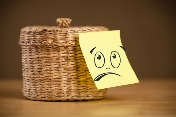 Post-it note with smiley face sticked on jewelry box — Stock Photo, Image