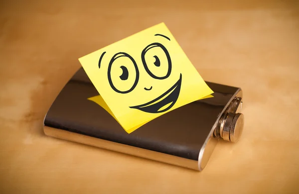 Nota post-it con la cara sonriente pegada en el frasco de la cadera — Foto de Stock