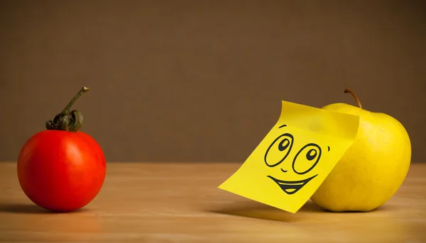 Apple with post-it note looking at tomato — Stock Photo, Image