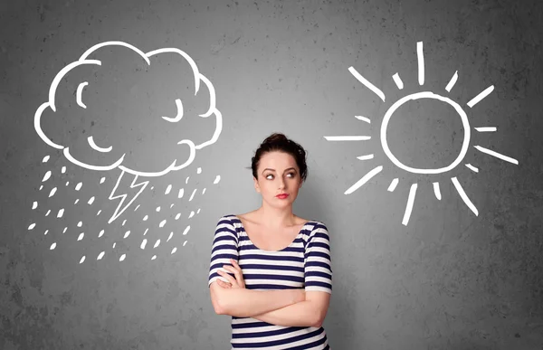 Frau steht zwischen Sonne und Regen — Stockfoto