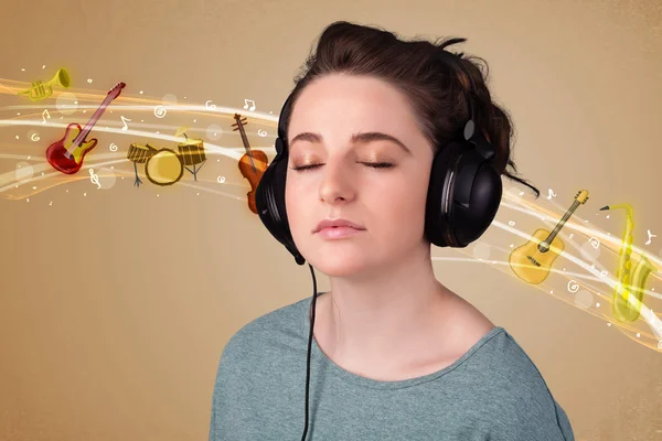 Young woman with headphones listening to music — Stock Photo, Image