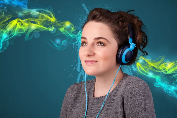 Young woman listening to music with headphones — Stock Photo, Image