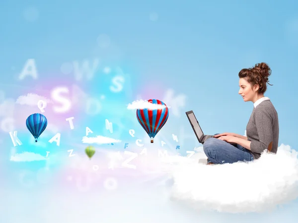 Jeune femme assise dans le nuage avec ordinateur portable — Photo
