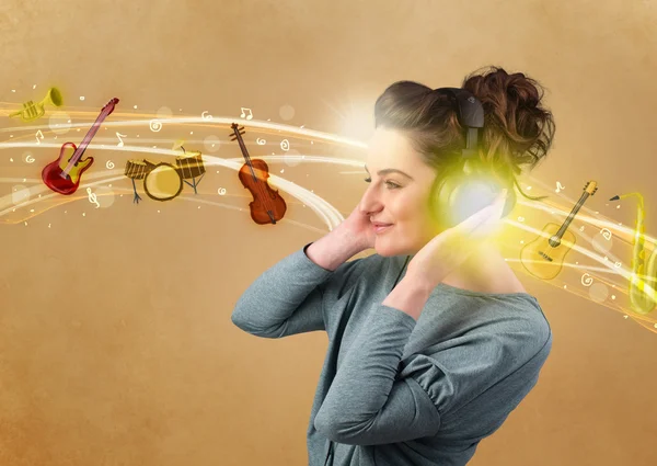 Young woman with headphones listening to music — Stock Photo, Image