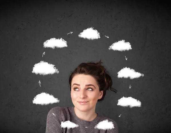 Jeune femme pensant avec la circulation des nuages autour de sa tête — Photo