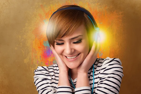 Young woman with headphones listening to music — Stock Photo, Image