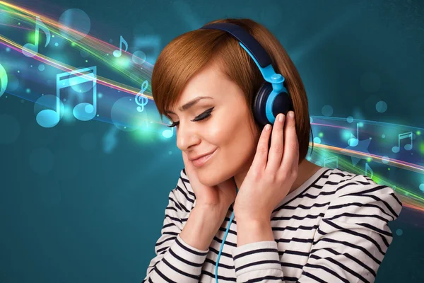 Giovane donna che ascolta musica con le cuffie — Foto Stock