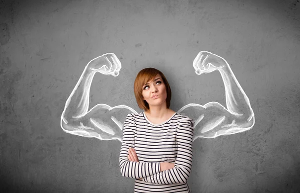 Mujer joven con fuertes brazos musculosos — Foto de Stock