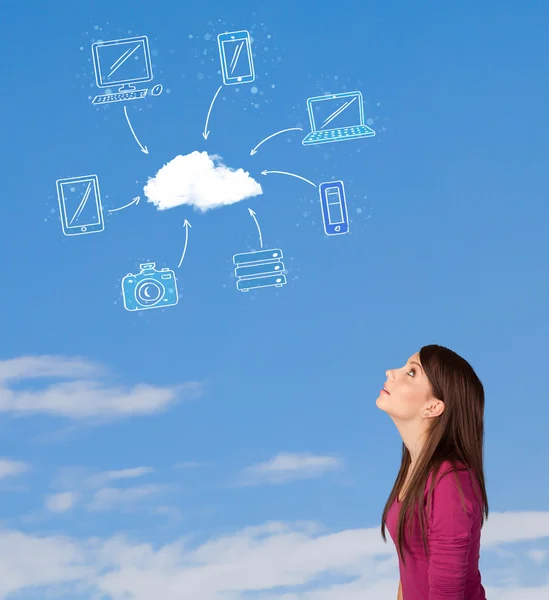 Chica casual mirando el concepto de computación en nube en el cielo azul — Foto de Stock