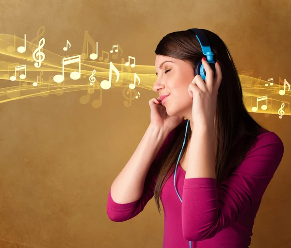 Giovane donna con cuffie ascoltare musica — Foto Stock