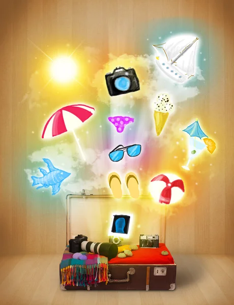 Turist çanta ile renkli yaz simgeler ve semboller — Stok fotoğraf