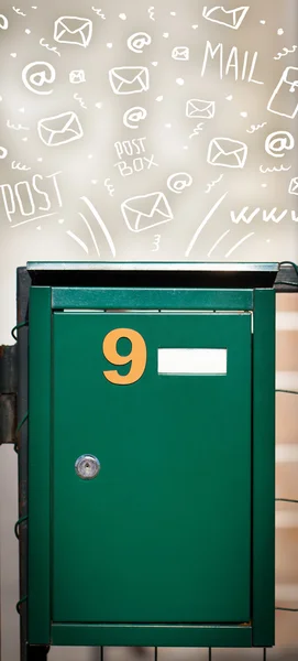 Caixa postal com ícones de correio desenhados à mão branca — Fotografia de Stock