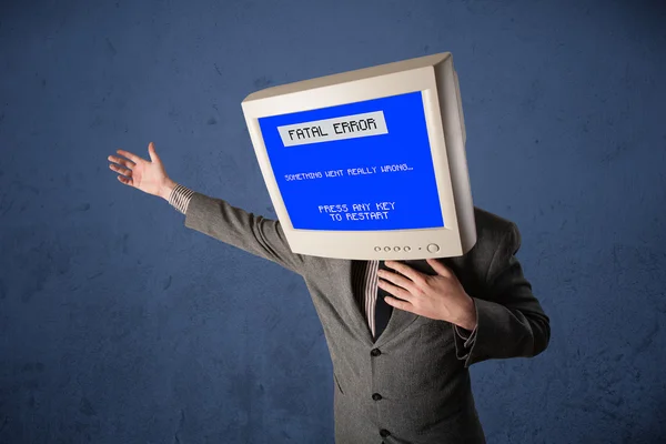 Pessoa com uma cabeça de monitor e tela azul de erro fatal no di — Fotografia de Stock