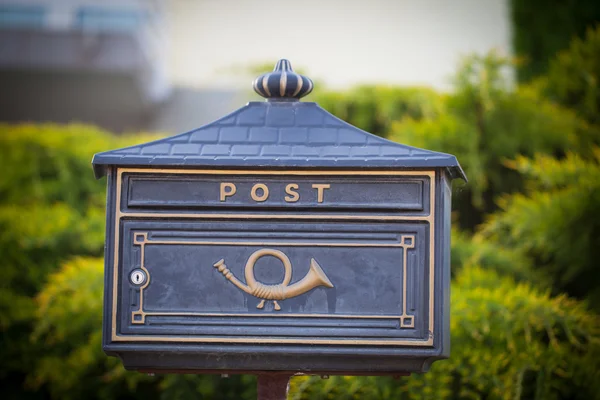 Fermeture d'une boîte aux lettres dans la rue — Photo