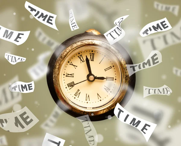 Reloj y reloj concepto con el tiempo que vuela — Foto de Stock