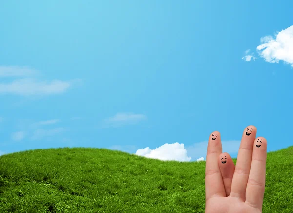 Fröhliche Finger-Smileys mit Landschaft im Hintergrund — Stockfoto