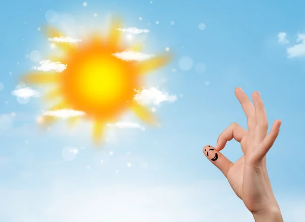 Fröhliche Finger-Smileys mit strahlender Sonne und Wolken — Stockfoto