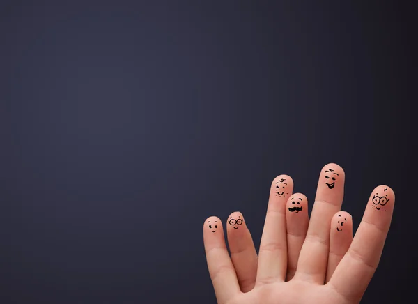 Glückliche Smiley-Finger beim Blick auf die leere Wand — Stockfoto