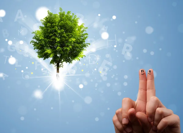 Glad finger leende med gröna magiska glödande träd — Stockfoto