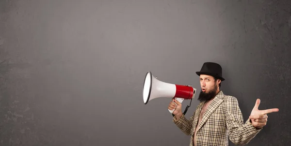 Guy gritando em megafone no fundo espaço cópia — Fotografia de Stock