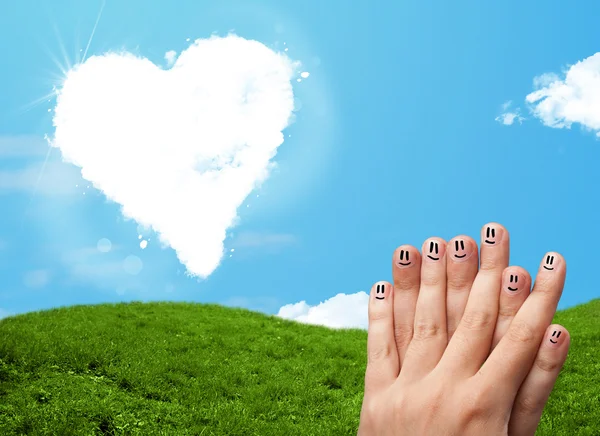 Felices dedos sonrientes mirando la nube en forma de corazón —  Fotos de Stock