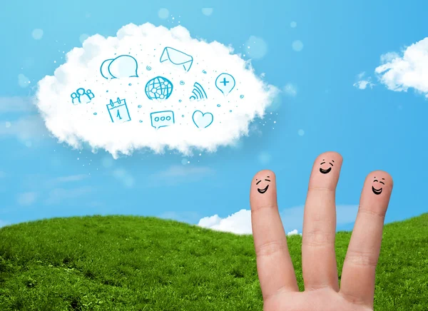 Glückliche Smiley-Finger, die auf Wolke mit blauen sozialen Symbolen schauen und — Stockfoto