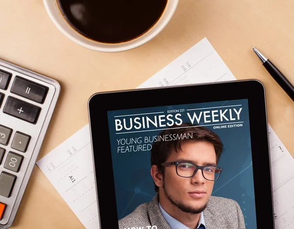 Tablet pc tijdschrift tonen op het scherm met een kopje koffie op een d — Stockfoto