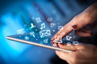 Tablet bilgisayarı üzerinde parmak işareti, sosyal medya kavramı