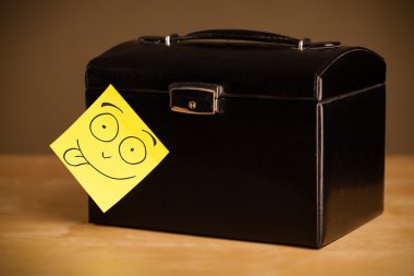 Yapışkan Not gülen yüz yapışabilir bir mücevher kutusu ile