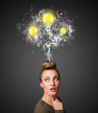 duman ve başının üstünde lightbulbs düşünceli kadınla