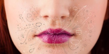 güzel kadın ağzı üfleme elle çizilmiş simgeler ve semboller