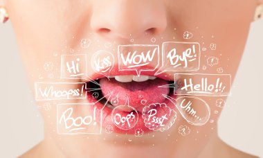 Beyaz baloncuklu güzel kırmızı dudaklar.