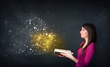 Genç Bayan büyülü kitap okuma