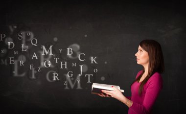 Genç Bayan alfabesi harfleri ile kitap okuma