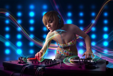 kayıtları renkli ışıkları ile karıştırma genç dj kız